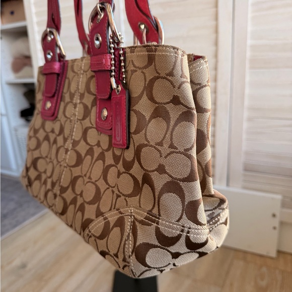 ❌SOLD❌ Coach Brown and Pink Signature Shoulder Bag - Picture 5 of 12